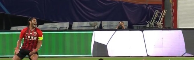  斯图加特定位球显威力，头球破门锁定胜局  