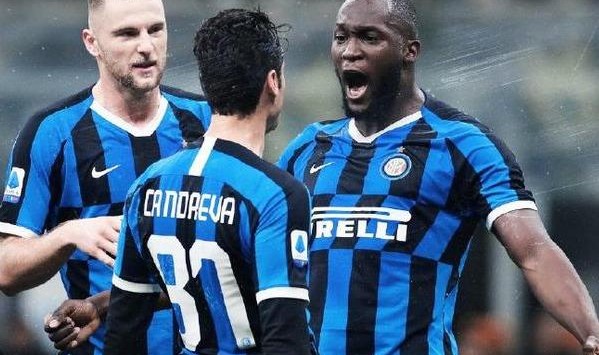  那不勒斯核心奥斯梅恩戴帽，助球队登顶意甲榜首